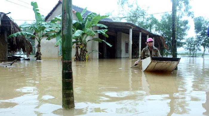 Floods kill 24 in Vietnam as Typhoon Sarika looms 